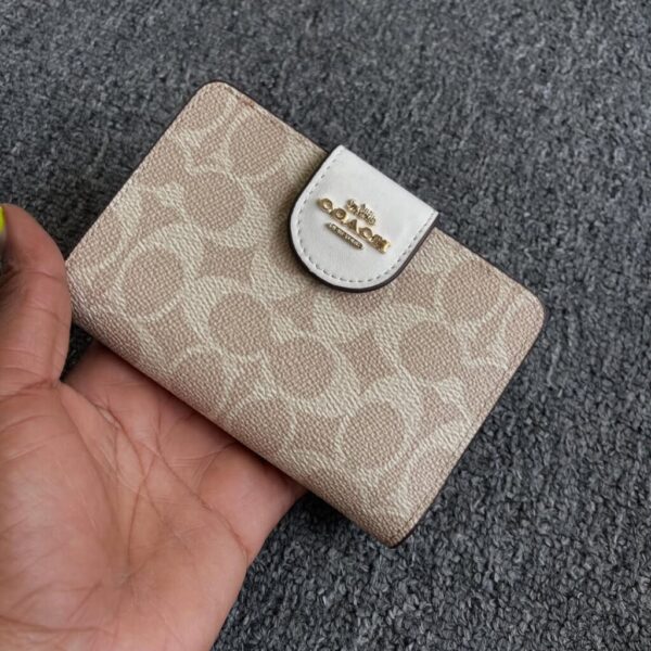 Coach Women’s Medium Corner Zip Wallet